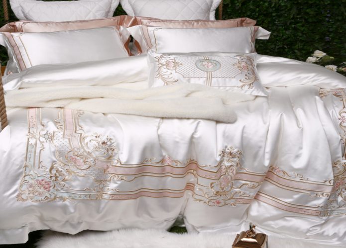Набор шёлкового постельного белья и подушек