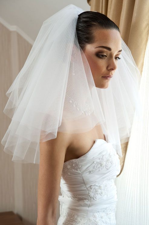 Flyaway veil Flyaway veil. Wearing a wedding veil is a longstanding bridal tradition. With so many veil styles to choose from, use our wedding veils guide to ensure your veil fits.