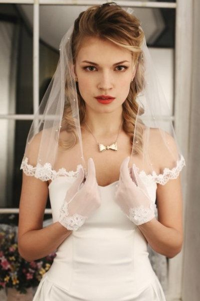 One tier flyaway wedding veil One tier flyaway wedding veil.