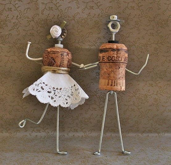 diy cake toppers Too cute little cake toppers! A few nails, a small lace napkin, string and two corks and taddaaaaaaaaa!! It