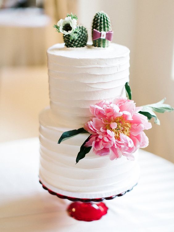 unique toppers Talk about unique toppers! This one takes the cake! (Pun intended) Wedding photographer: Rachel Solomon Photography.