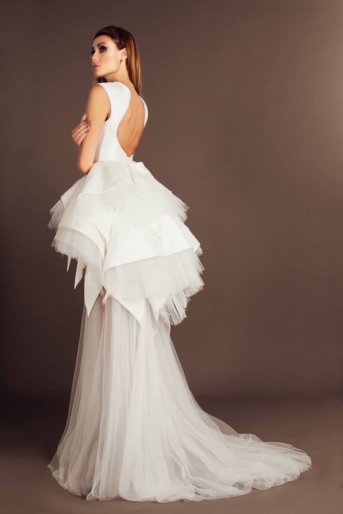 Свадебное платье с открытой спиной и необычной юбкой