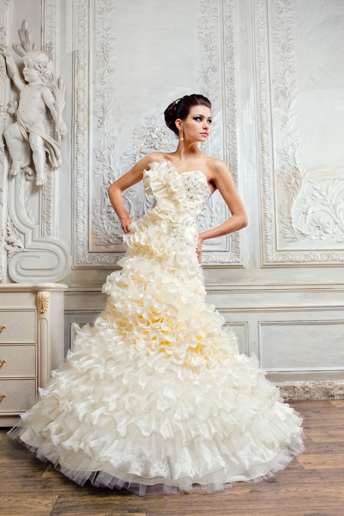 Свадебное платье с волнами