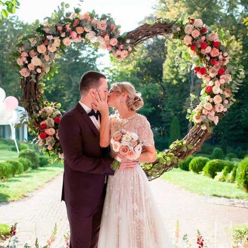 Willow Branch Wedding Arch With Roses #floralweddingarchs @outdoorweddingarchway #branchweddingarch