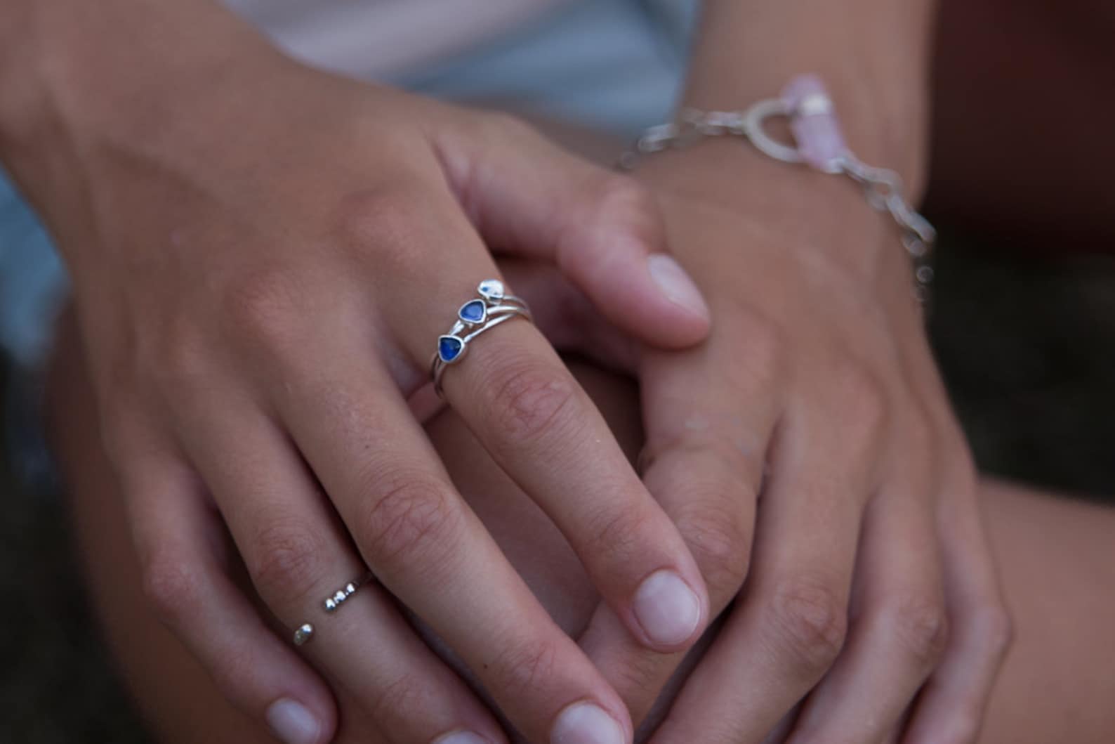 След от золотого кольца почему. Серебряные кольца на пальцах. Серебряное обручальное кольцо на пальце. Серебряное кольцо потемнело. Потемневшее кольцо.