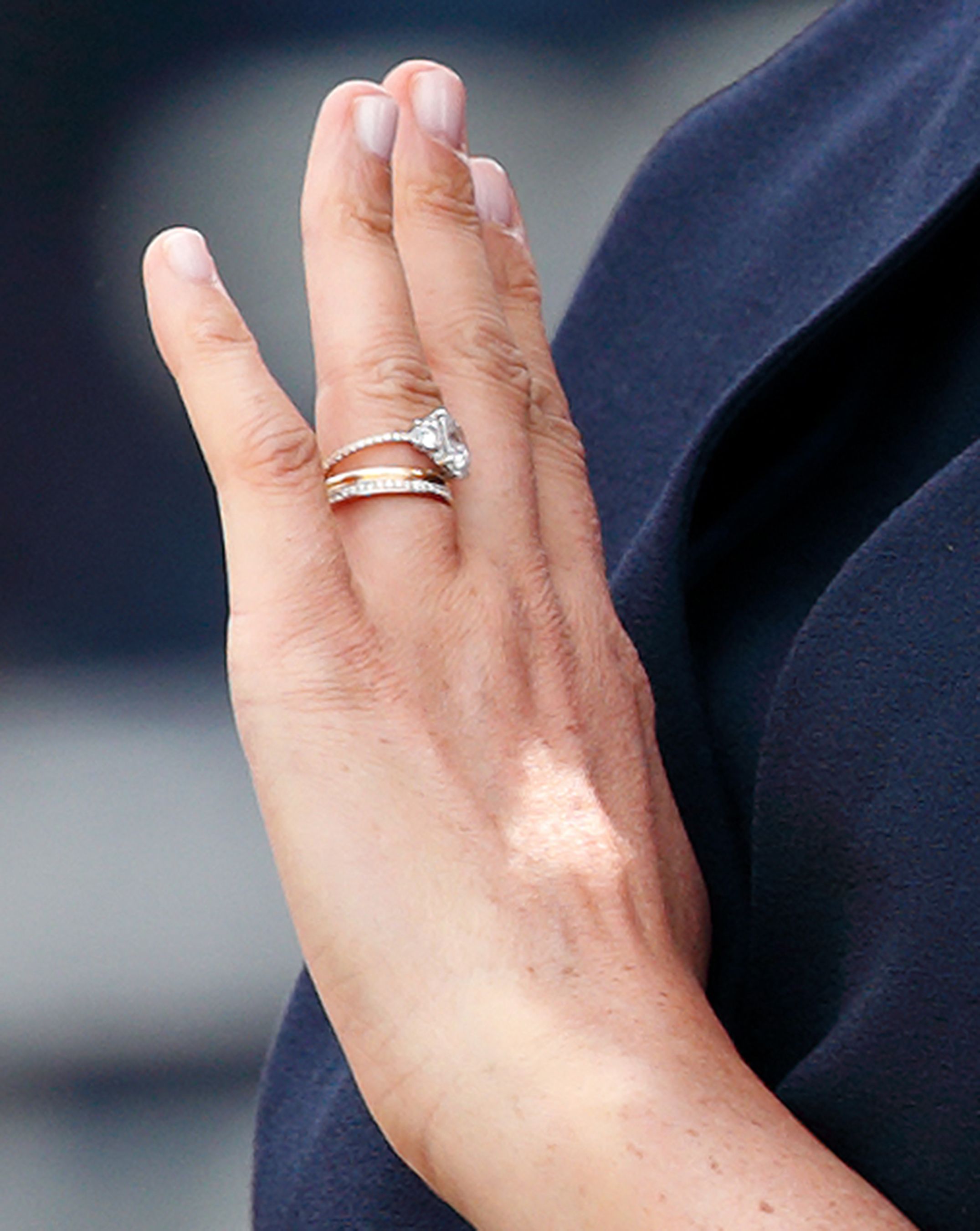 Помолвочное кольцо фото на руке