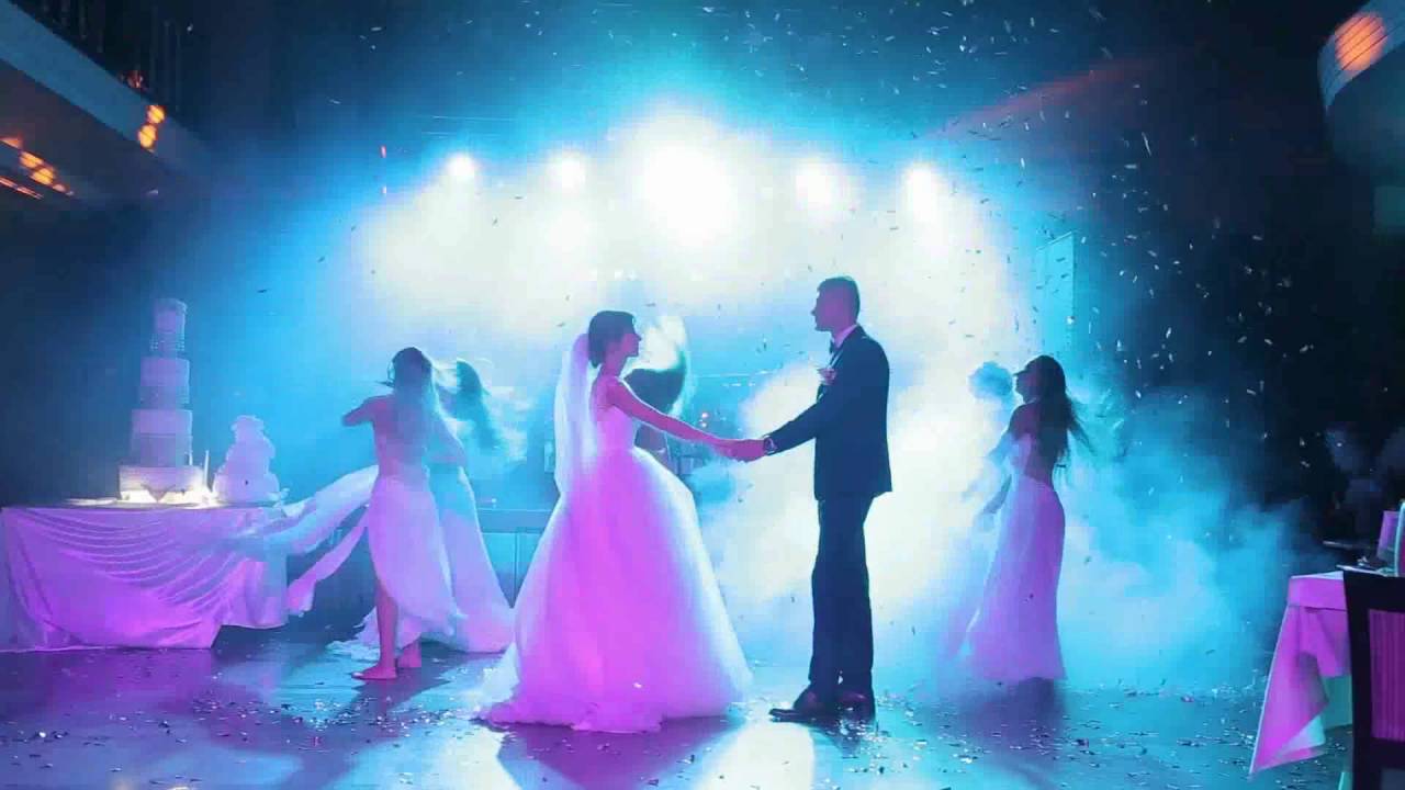 Песни для первого свадебного танца. Свадьба первый танец. Танец молодых на свадьбе. Первый танец молодых на свадьбе. Танец молодых свет.