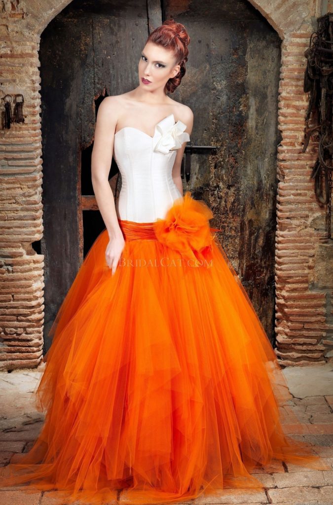 Оранжевый цвет в свадебном платье.