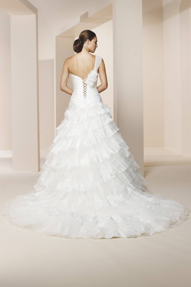 Как выбрать пышное свадебное платье со шлейфом