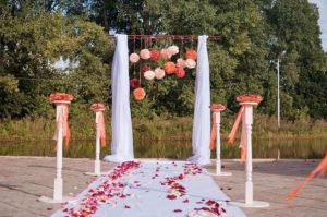 Свадебная арка с искусственными цветами