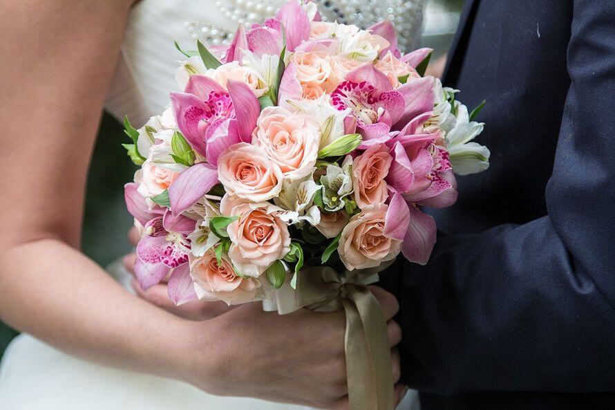 Альстромерия и розы в букете для невесты