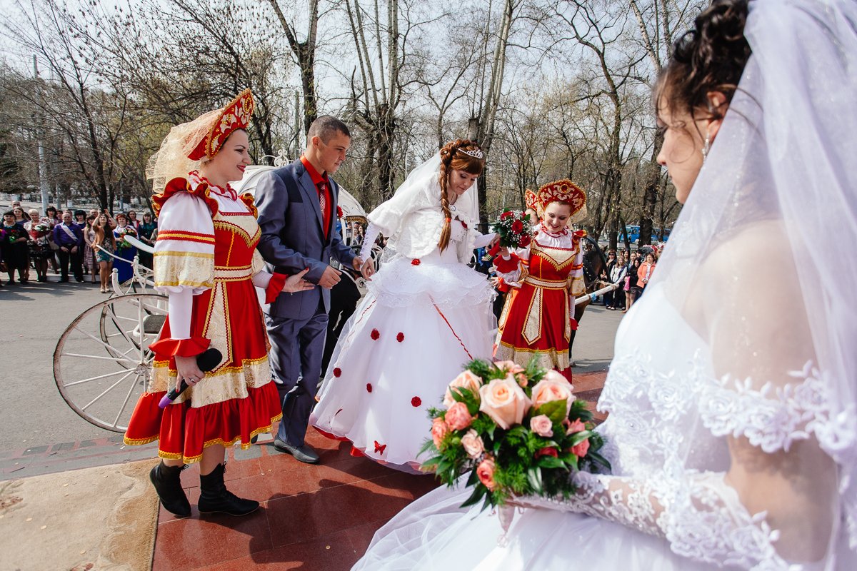 Свадьба на красную горку. Свадебные обычаи. Свадебные гуляния. Свадьба в России традиции.