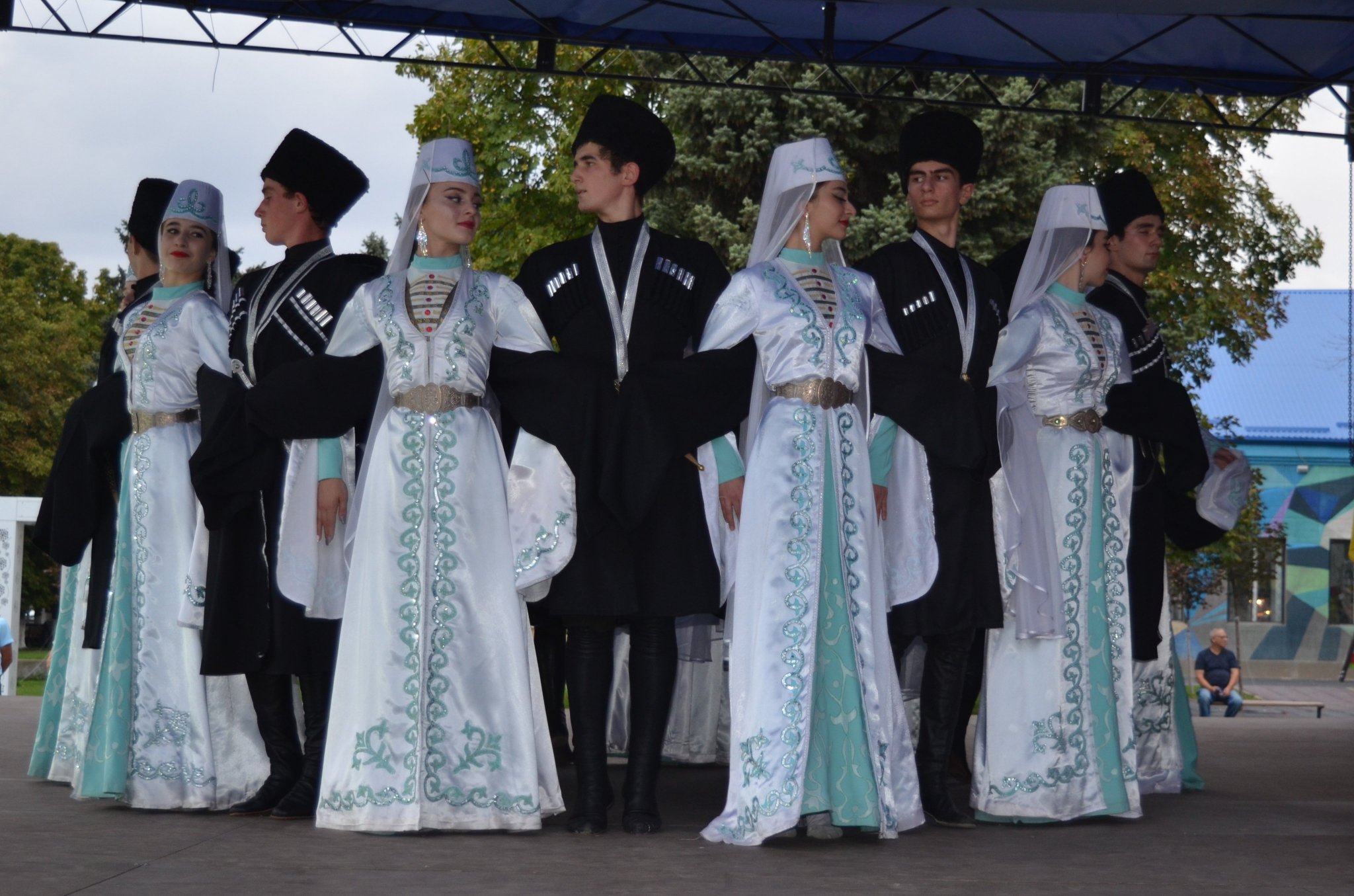 Какое население осетии. Северная Осетия Алания народ. Осетинский национальный костюм. Национальные традиции осетинов. Культура и традиции осетинского народа.