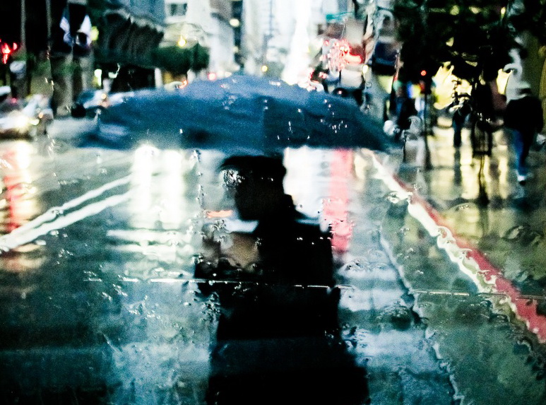Дождь и горожане под зонтами. Фото: Maximo Gaia