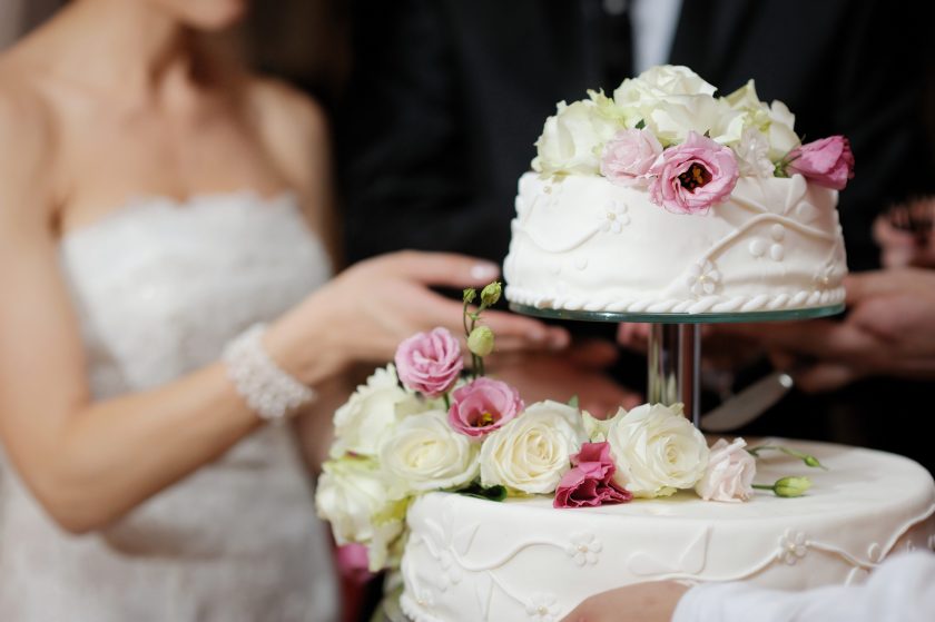 Стильные тенденции свадебных тортов: без мастики, с цветами, двухъярусные, белые + 150 ФОТО