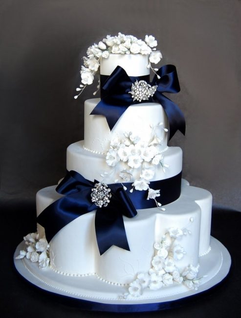 Белый свадебный торт с цветами и бантами 