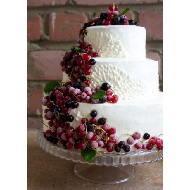Свадебный торт без мастики, украшенный виноградом