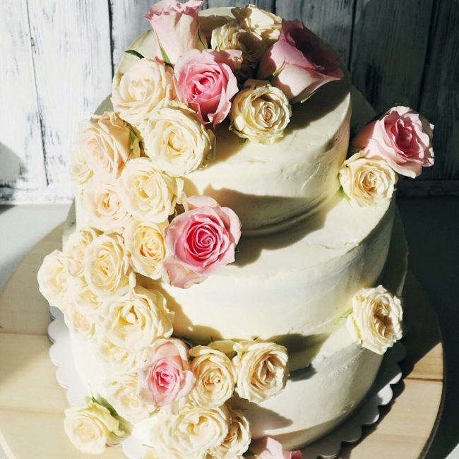 Свадебный торт с натуральными цветами 
