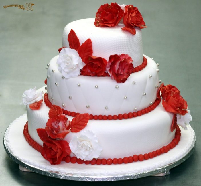 Свадебный торт с цветами из мастики 