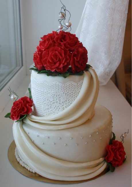 Свадебный торт с цветами из крема 