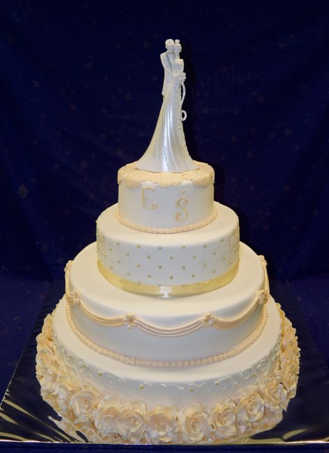 Белый свадебный торт с украшениями 