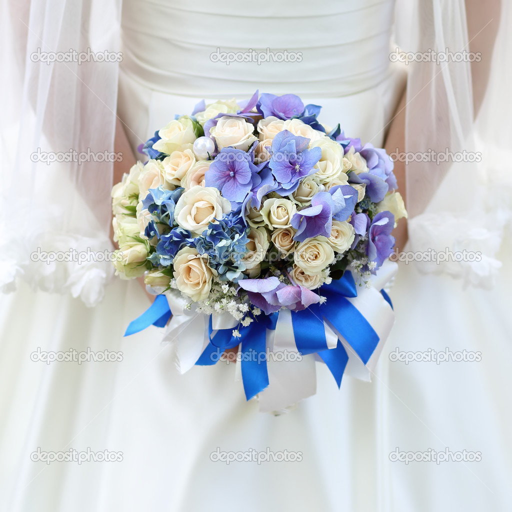 Букет невесты в голубых тонах из живых цветов