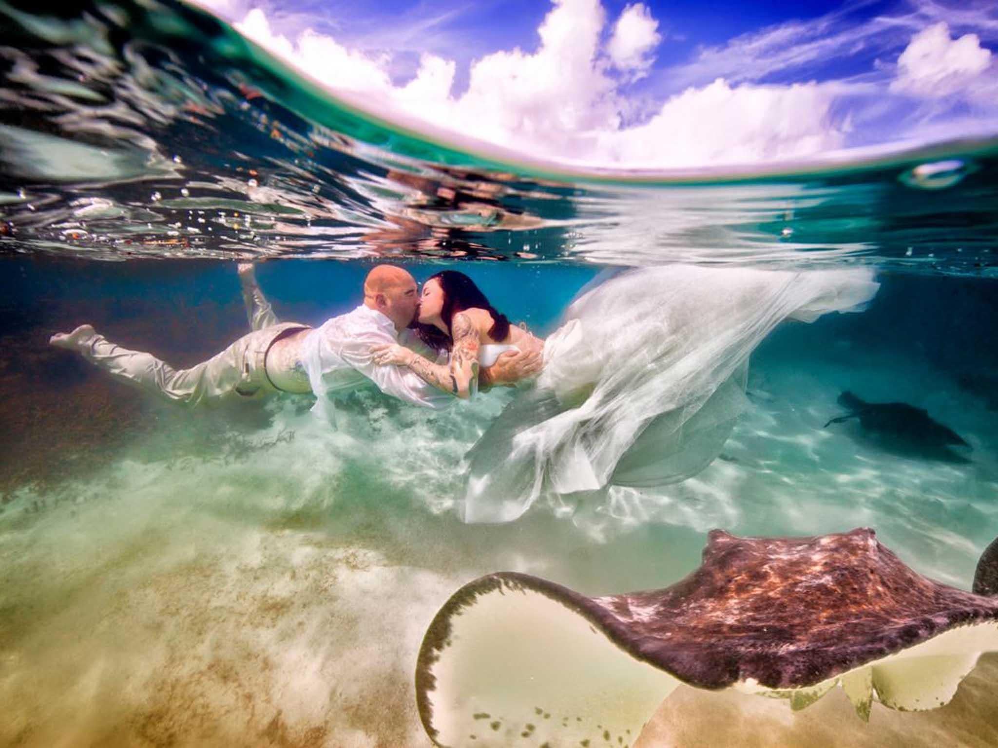 Парят поды. Фотосессия под водой. Романтика под водой. Свадьба под водой. Подводная фотосессия пары.