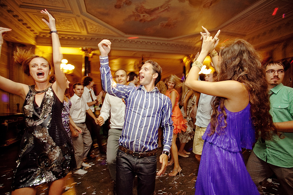 Веселая танцевальная для гостей. Гости танцуют на свадьбе. Дискотека на свадьбе. Свадьба танцы гостей. Свадебный танец в ресторане.