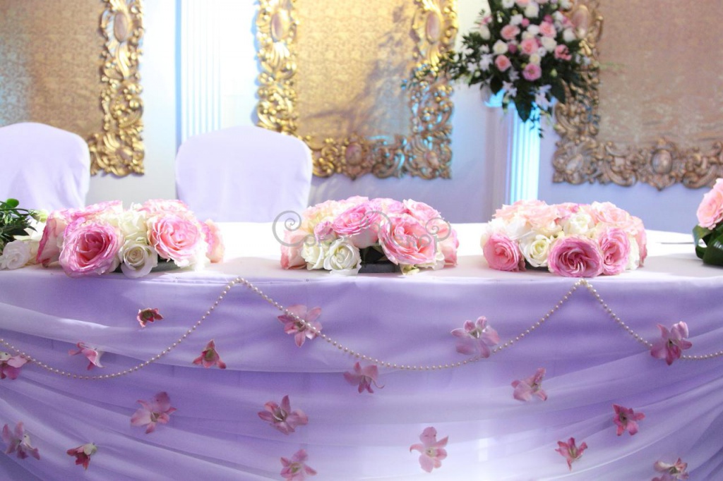 dekor-stola-molodoenov-tsvetami ТОП-8 идей по оформлению стола жениха и невесты