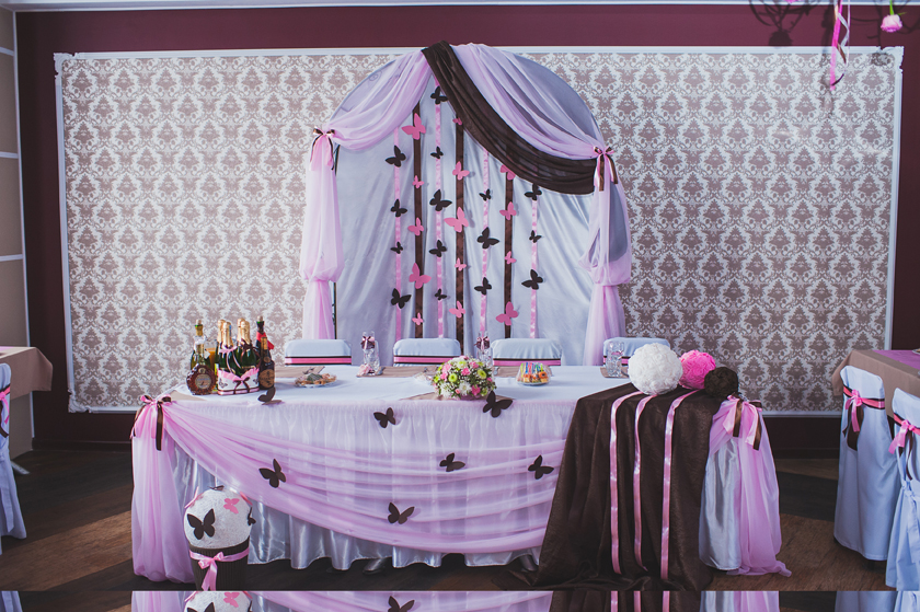 dekor-stola-molodozhenov-yarkij-rozovyj-tsvet ТОП-8 идей по оформлению стола жениха и невесты