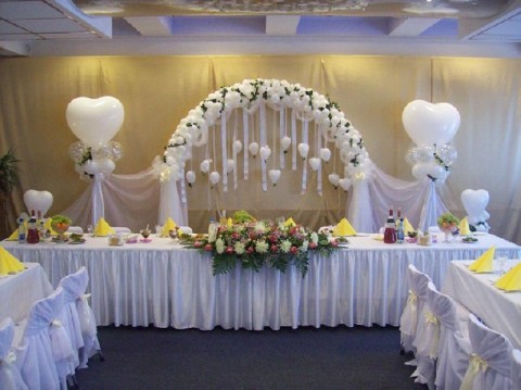 dekor-stola-zheniha-i-nevesty-sharikami ТОП-8 идей по оформлению стола жениха и невесты