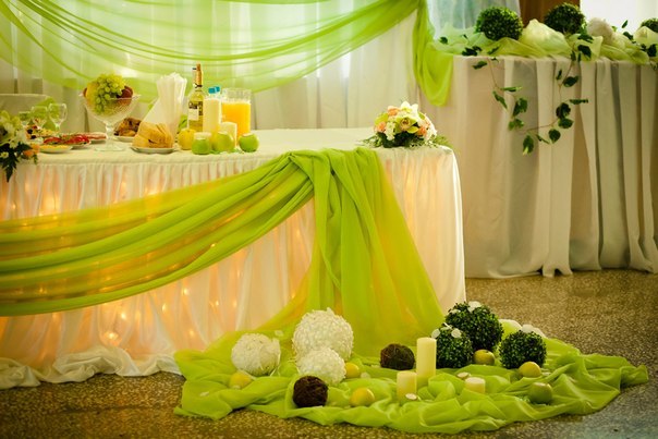 dekor-stola-zheniha-i-nevesty ТОП-8 идей по оформлению стола жениха и невесты