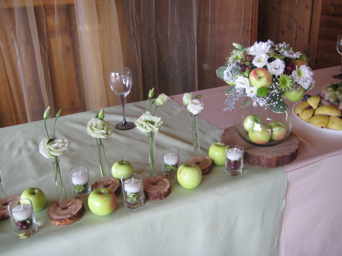 stol-molodozhenov-s-minimalnym-dekorom ТОП-8 идей по оформлению стола жениха и невесты