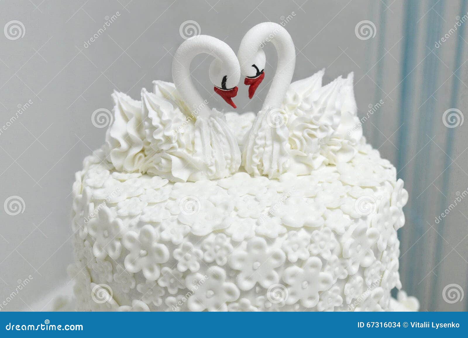Свадебный торт с лебедями и розами