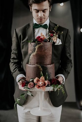 burgundy wedding groom with dark colored wedding cake